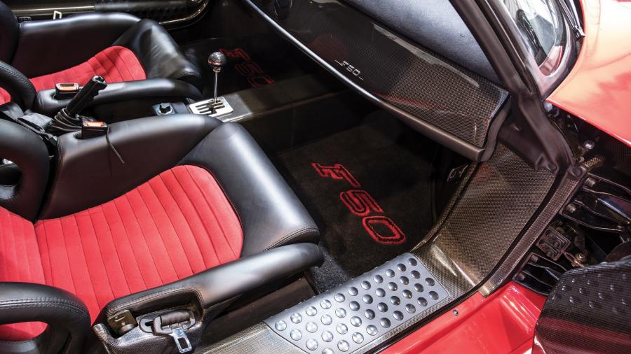 Детали интерьера Ferrari F50 owned by Mike Tyson 1995 года  (фото 22 из 33)